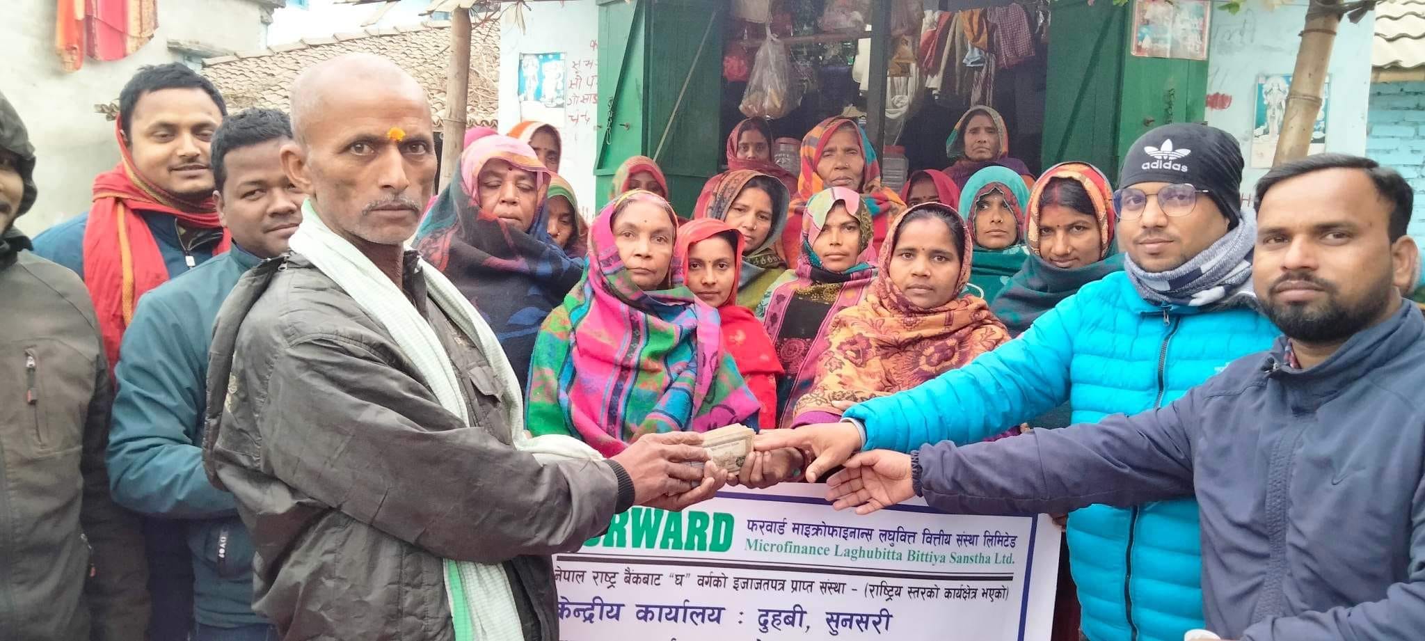 फरवार्डद्वारा सर्लाहीकी गीतादेवीको परिवारलाई कर्जा बीमा सुविधा रकम प्रदान
