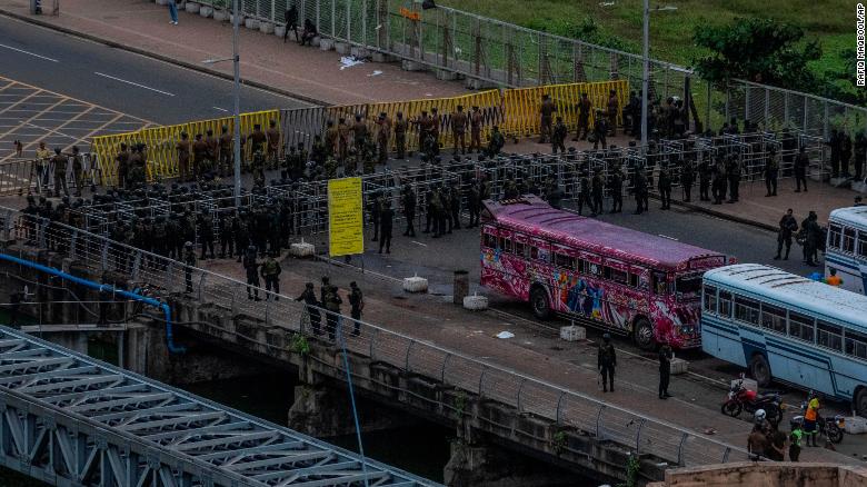 सरकारविरोधी प्रदर्शनकारीको शिविरमा श्रीलंकन सेनाको छापा