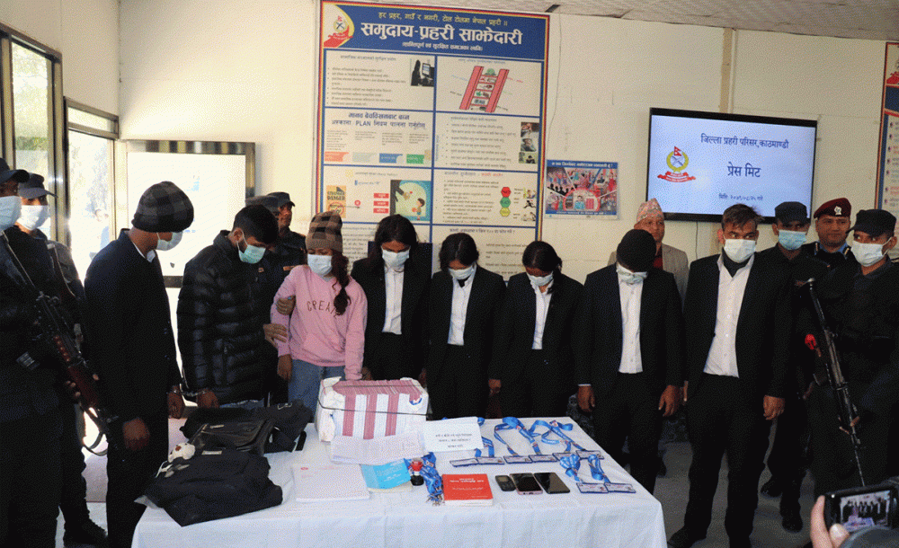 यी हुन् राजश्वका नक्कली कर्मचारी बनेर ठगी गर्नेहरु