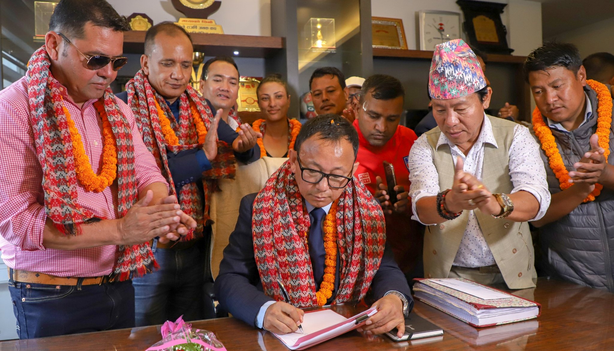 एन्फा अध्यक्षसहित नवनिर्वाचित कार्यसमितिकाे सपथ (फाेटाे फिचर सहित)