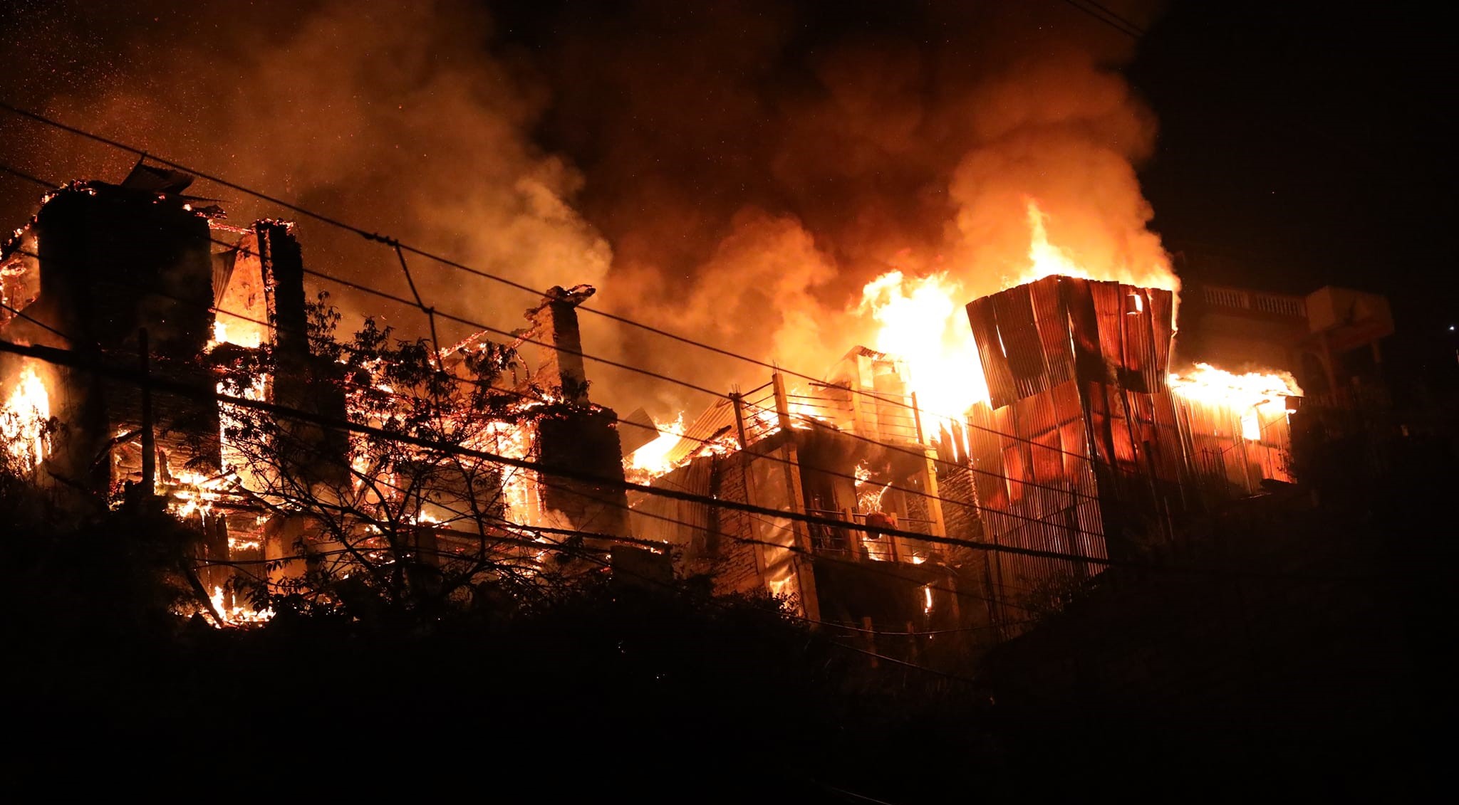 गमगढीमा भीषण आगलागी, ८ घर जलेर नष्ट