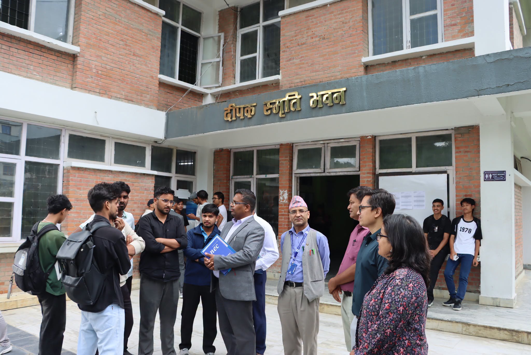 पोखरा विश्वविद्यालयका परीक्षा नियन्त्रक नेपाल इन्जिनियरिङ कलेजको भ्रमणमा