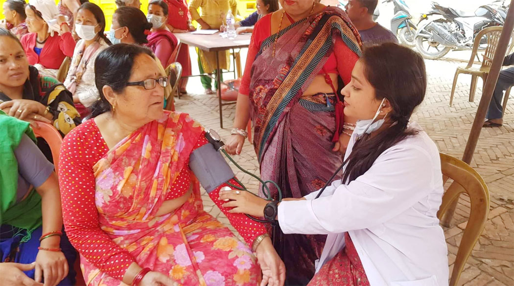 च्यासलमा केएमसीको शिविरमा ७५३ जनाको निःशुल्क स्वास्थ्य परीक्षण