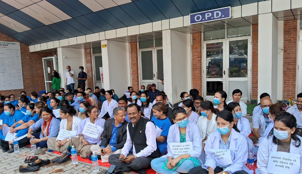 कानुनको धज्जी उडाउँदै अस्पतालमा तोडफोड, चिकित्सकलाई ज्यान मार्ने धम्की