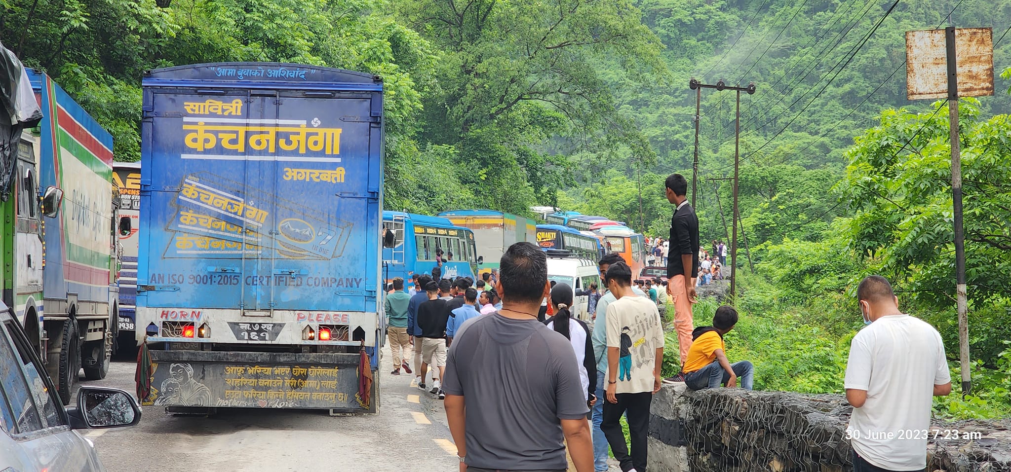पहिरोको चपेटामा मुग्लिन नारायणगढ सडक खण्ड अबरुद्ध