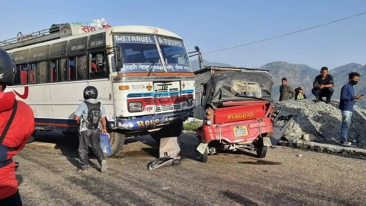 भेडेटारमुनी बस र टेम्पाे जुध्दा एककाे मृत्यु