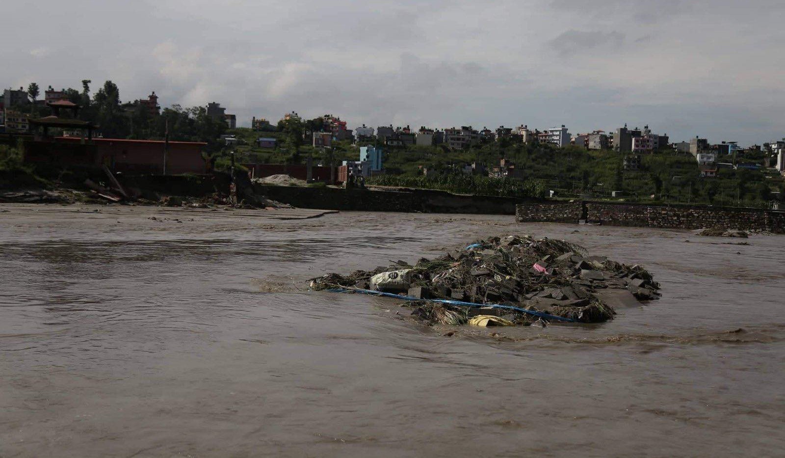 मनाेहरा खोलाको बाढीले भक्तपुरमा धेरै क्षति (फाेटाे फिचर)