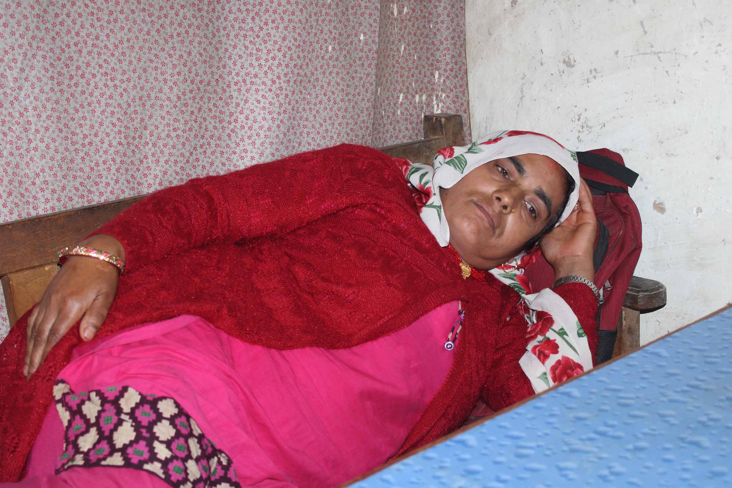 विद्यालयको हिसाबकिताब खोज्ने शिक्षिकालाई प्रधानाध्यापकले हातपात गरे