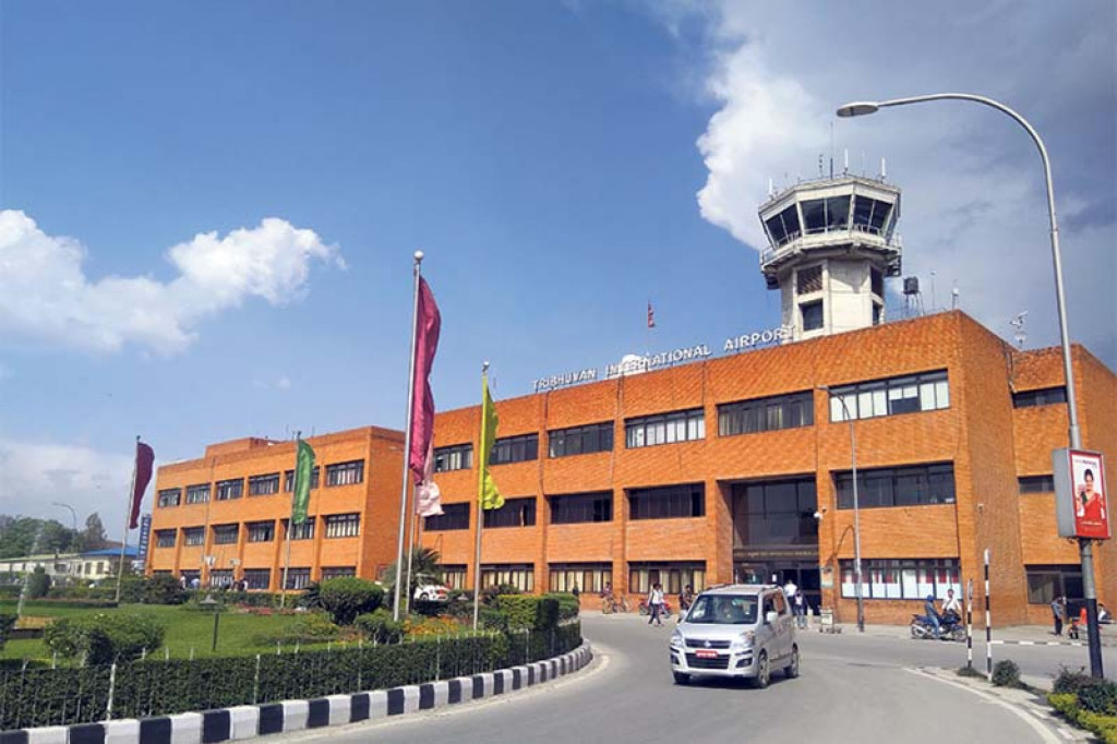 विमानस्थलबाट १० हजार अमेरिकी डलरसहित एक पक्राउ