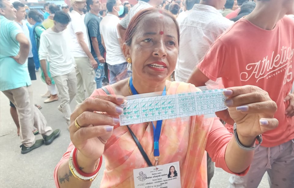 हिँड्न सक्ने र देख्न सक्ने आमाबाबुकाे मतदान छाेराले गरिदिए