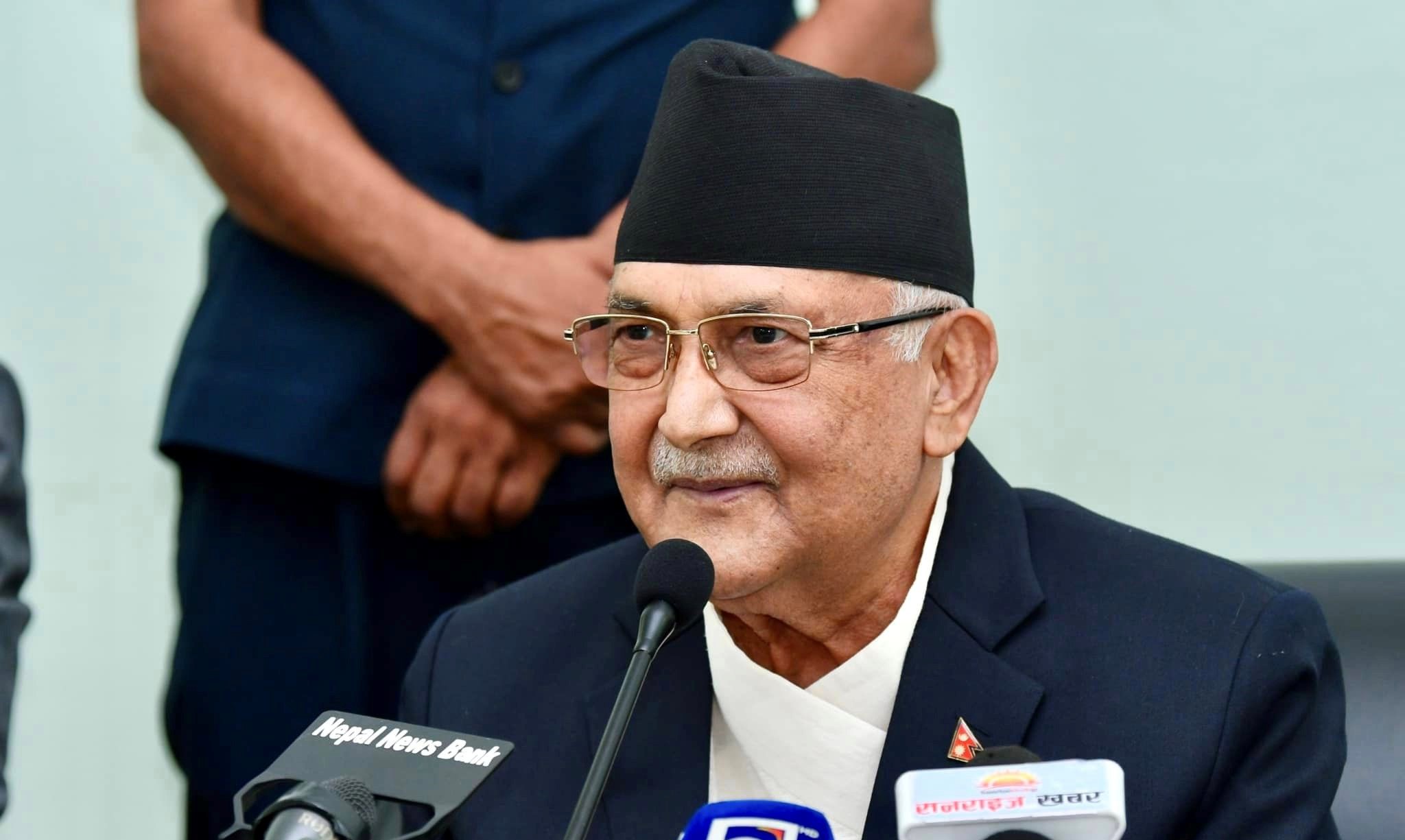 ‘देश लुट्नेहरूले राजीनामा दिन नपर्ने, राष्ट्रपतिले राजीनामा दिनुपर्ने ?’