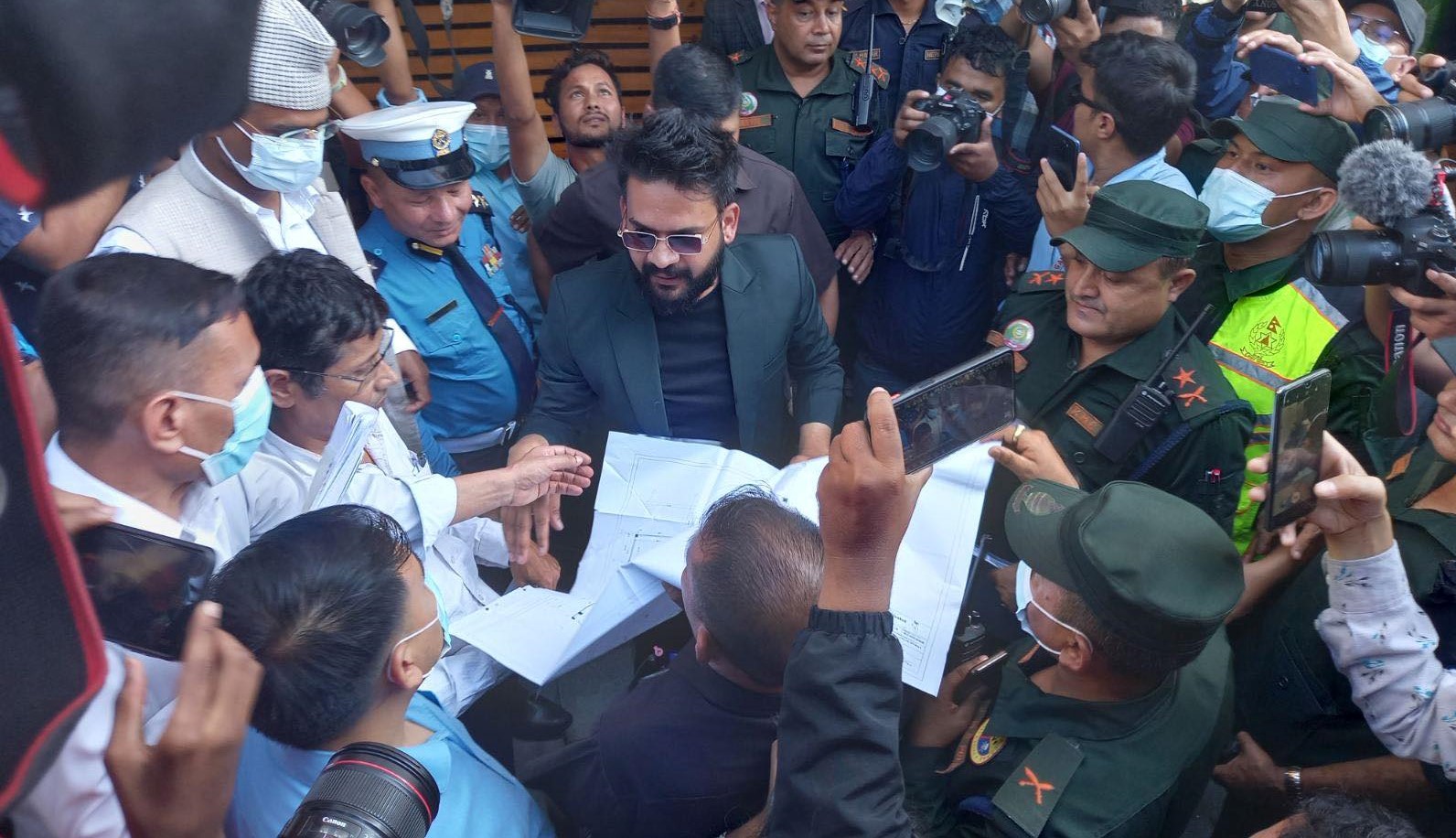 एकाएक ‘नायक’ फिल्ममा अनिल कपुरकाे जस्ताे किन भए बालेन ?