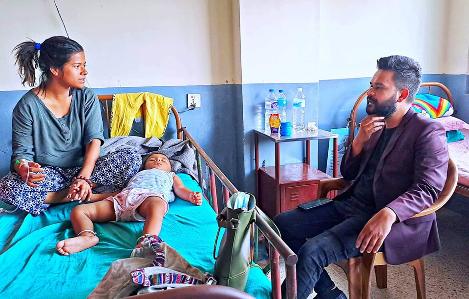 शिक्षण अस्पताल पुगेर मेयर बालेनले भेटे निहारिकालाई