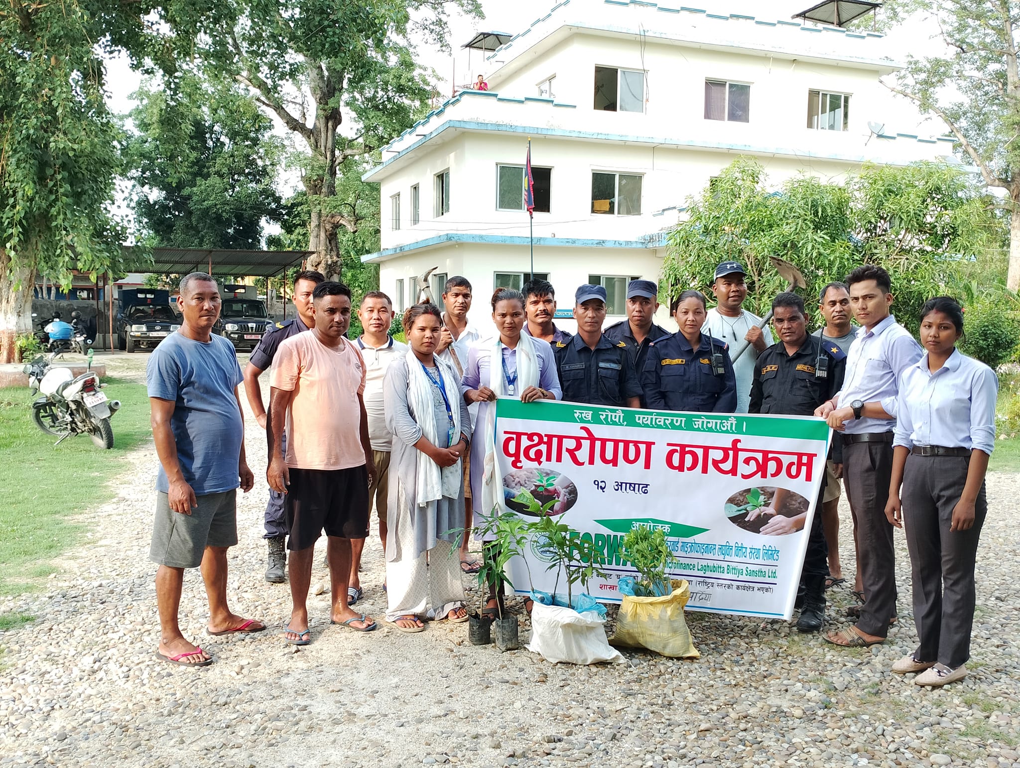 स्वर्गीय दिनेश चौधरीको स्मृतिमा बृक्षरोपण