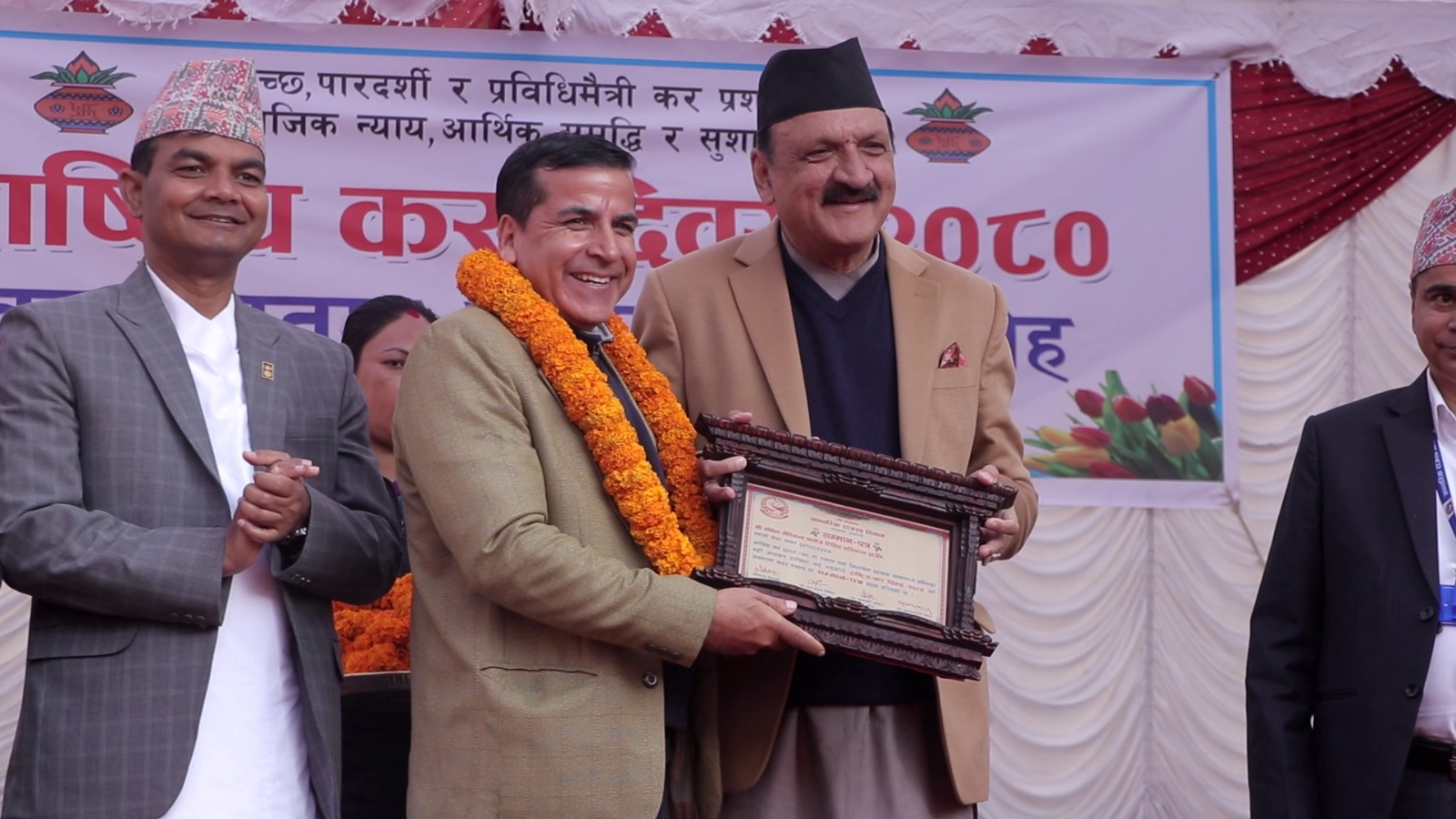 सांसद सुनिल शर्माको नोबेल मेडिकल कलेज सर्वाधिक कर तिरेर सम्मानित