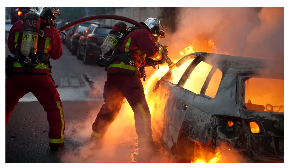 फ्रान्समा युवकको हत्यापछिकाे दंगामा ४० वटा गाडी जले