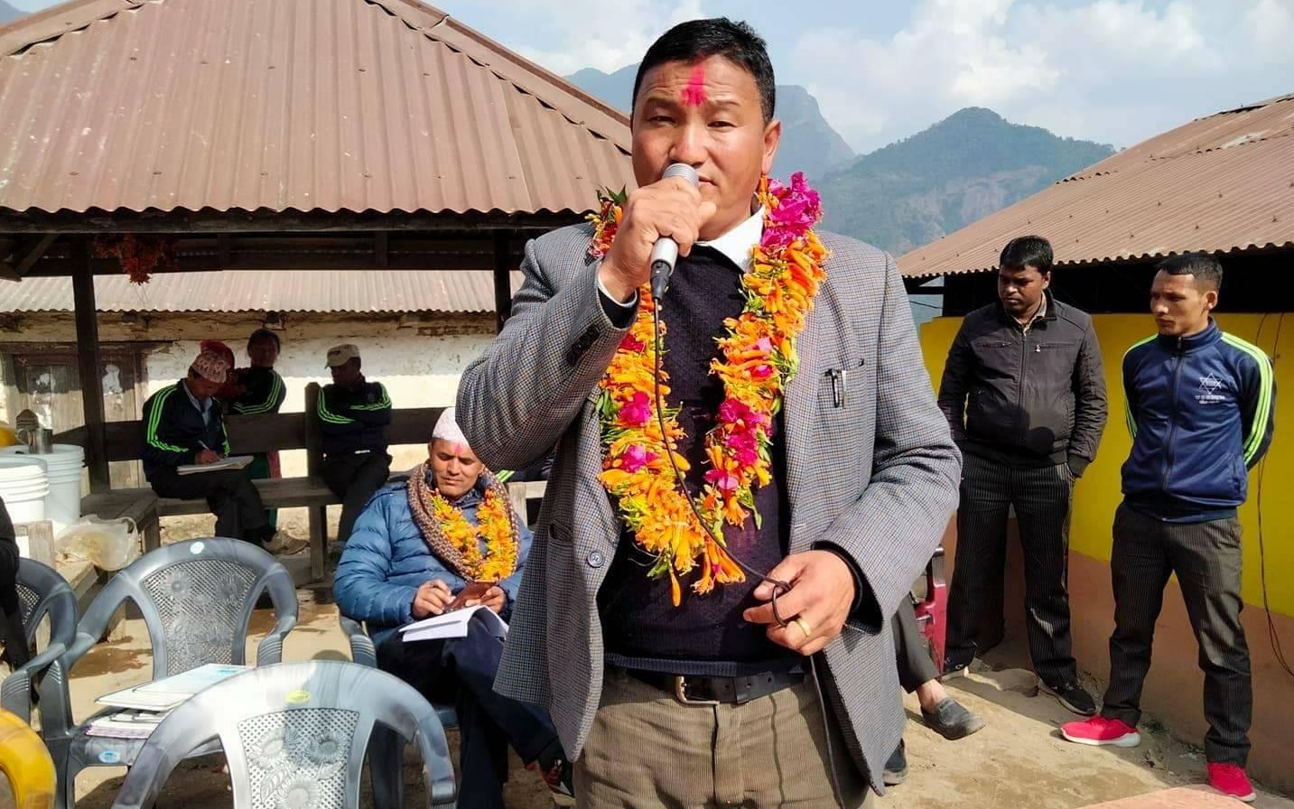 किर्ते कागज बनाएर अमेरिका जान लागेका गाउँपालिका अध्यक्षमाथि कारबाही गर्न माग
