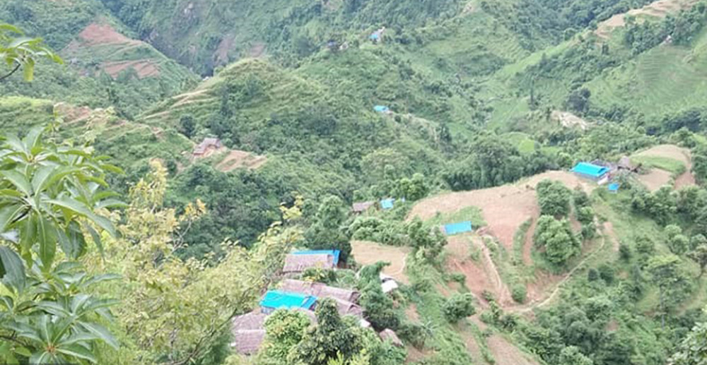 लगातारकाे वर्षाले जमिन भासिँदा कटारीको तिल्केचौरका १७ घर जोखिममा