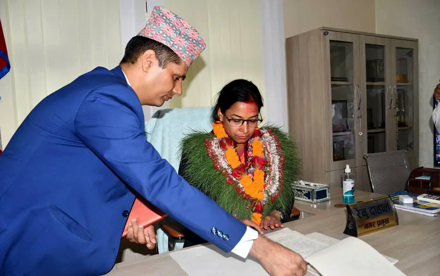 भरतपुरमा अब जन्मिने छोरीको निःशुल्क बीमा, सात हजार लिटरसम्म खानेपानी निःशुल्क