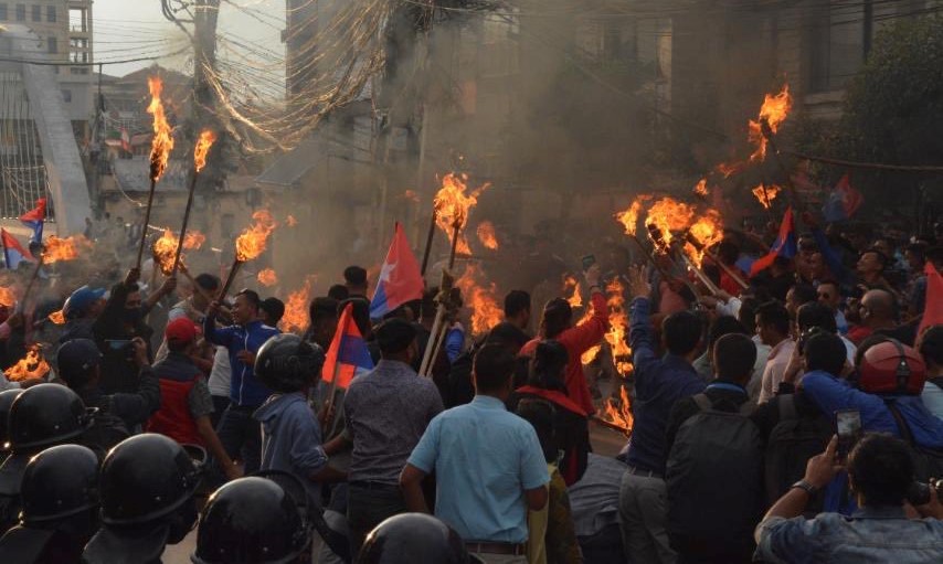 प्रहरी र प्रदर्शनकारीबीच मसाल खोसाखोस (फाेटाे फिचर)