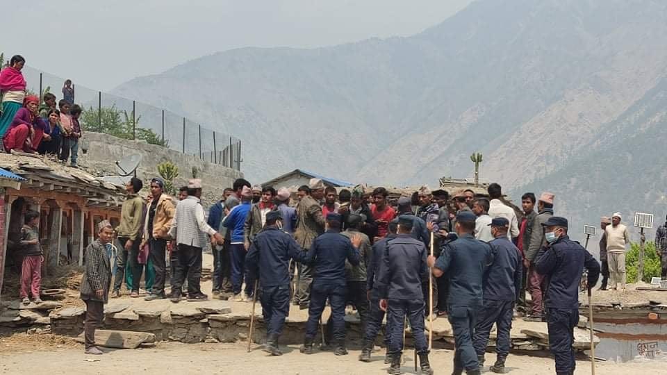 अदानचुली गाउँपालिका अध्यक्षको घरमा माओवादी केन्द्रका कार्यकर्ताद्वारा ढुंगामुढा