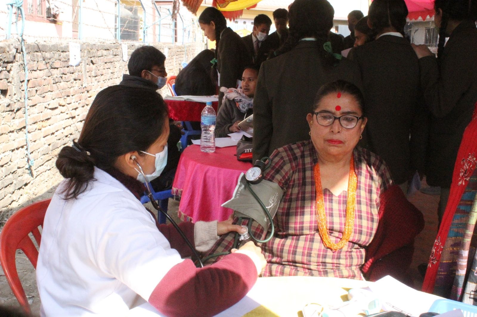 भक्तपुरको तेश्राटारमा केएमसीको निःशुल्क स्वास्थ्य शिविर