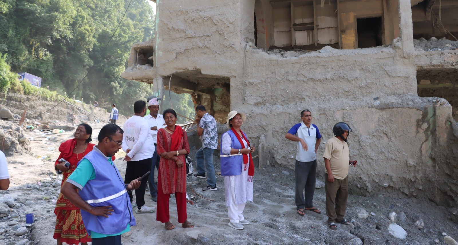 बाढीपीडितको पीडामा भगबती चौधरीको साथ, ‘जग्गा सरकारले देओस्, घर हामी बनाउँछौँ’