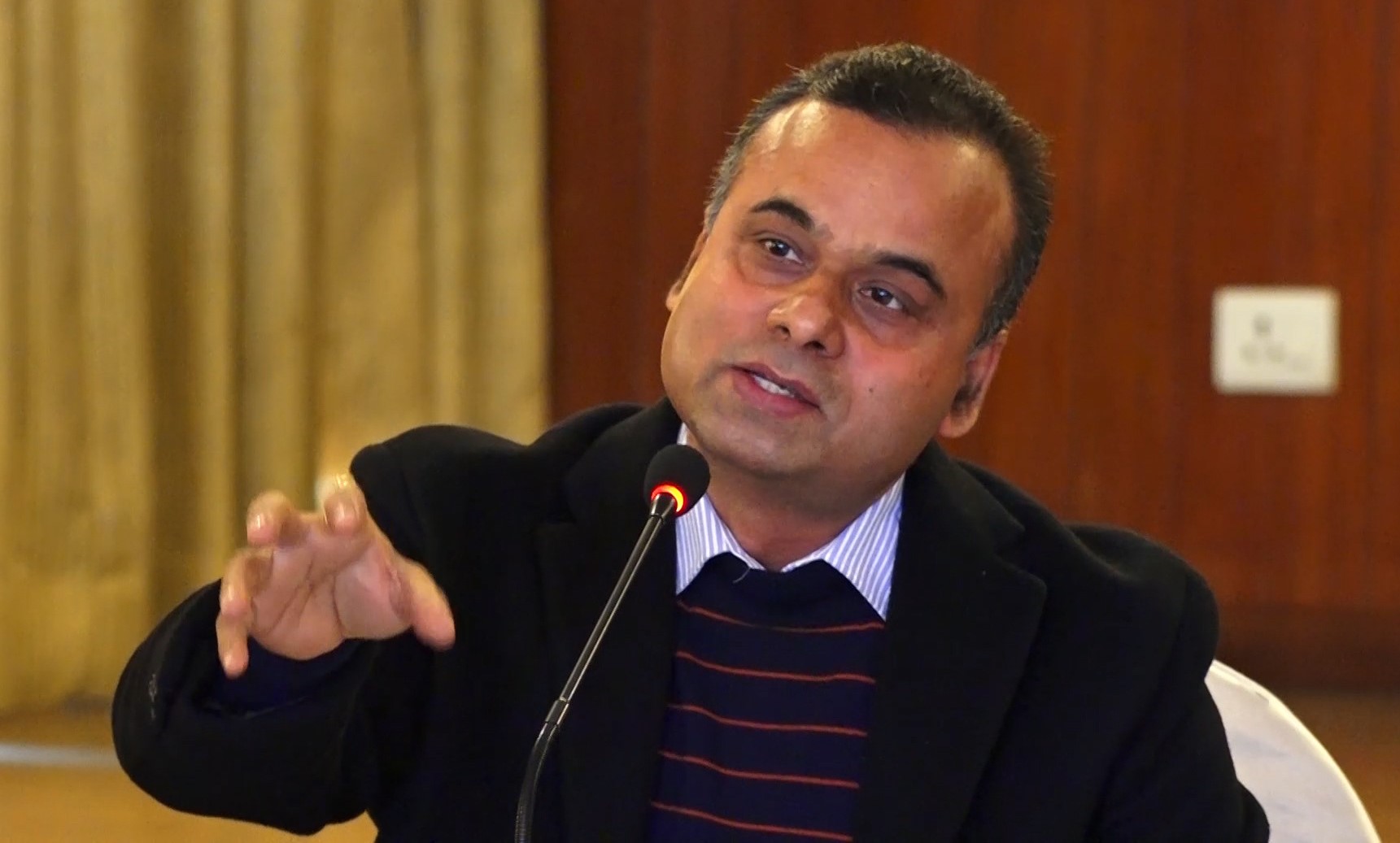 ‘कुन साइतमा निर्वाचन भएमा कुन दलले जित्छ, संविधानले उल्लेख गरेको छैन’