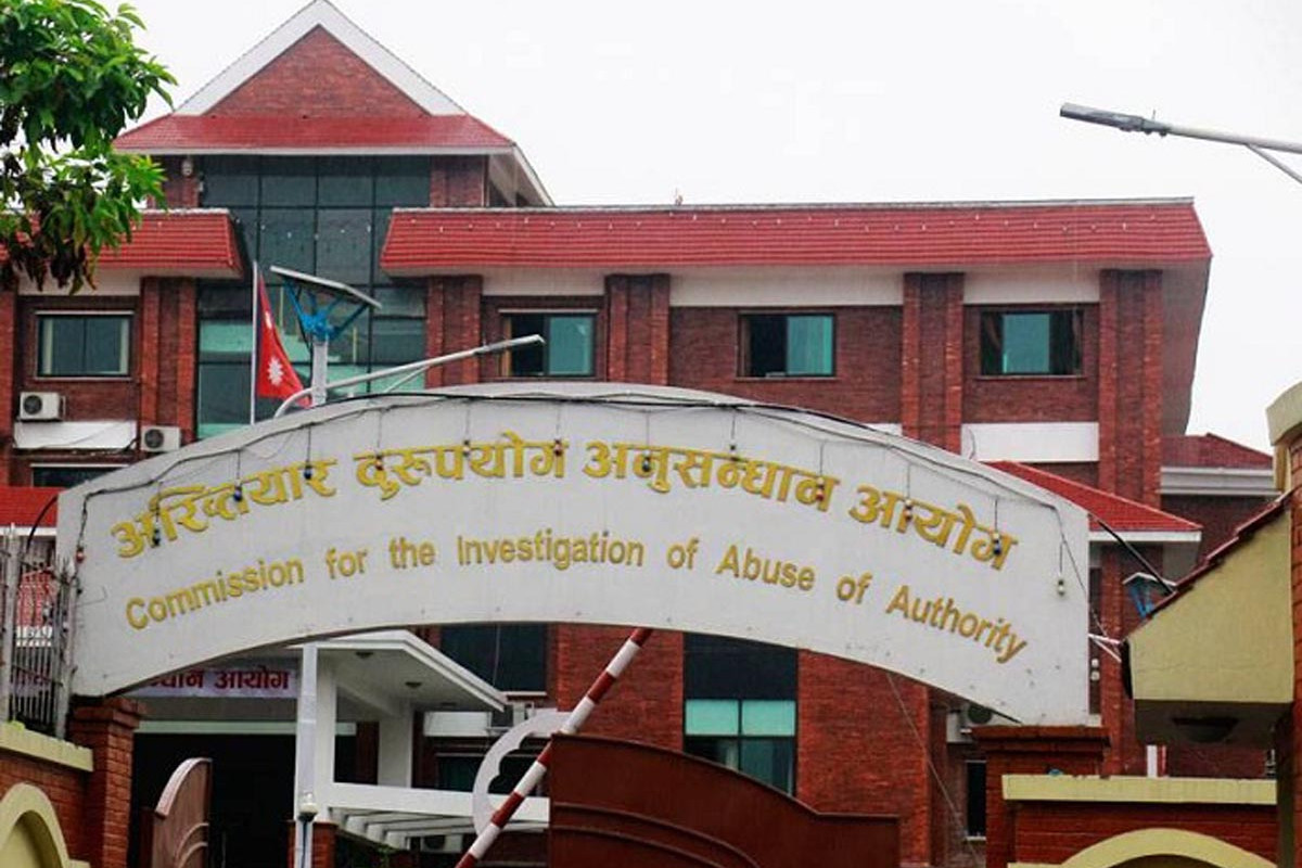 १ लाख रुपैयाँ घुससहित मालपोतका सर्भेक्षक र अमिन पक्राउ