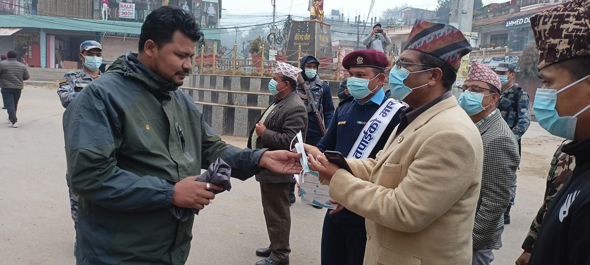 'तपाईंको मास्क खै ?' भन्दै मुख्यमन्त्री सडकमा