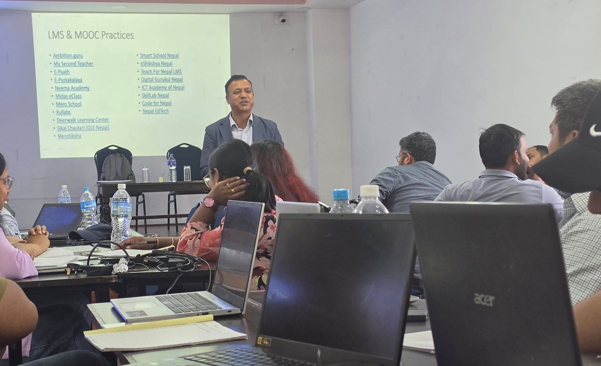 एभरेष्ट इन्जिनियरिङ कलेजका शिक्षकहरू एआई दिक्षित