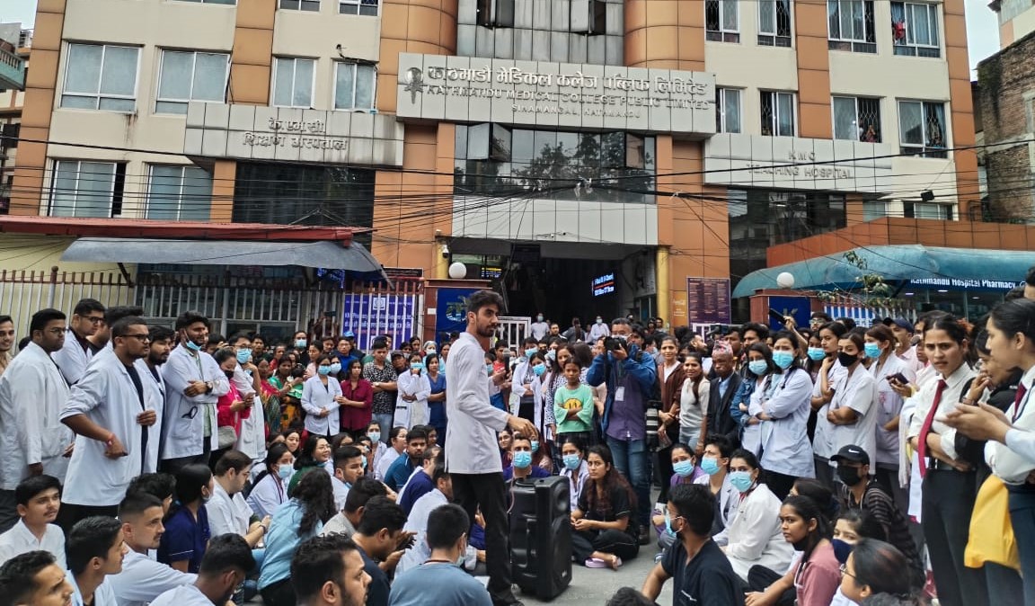 केएमसीका चिकित्सकमाथि कुटपिट, २ जना पक्राउ