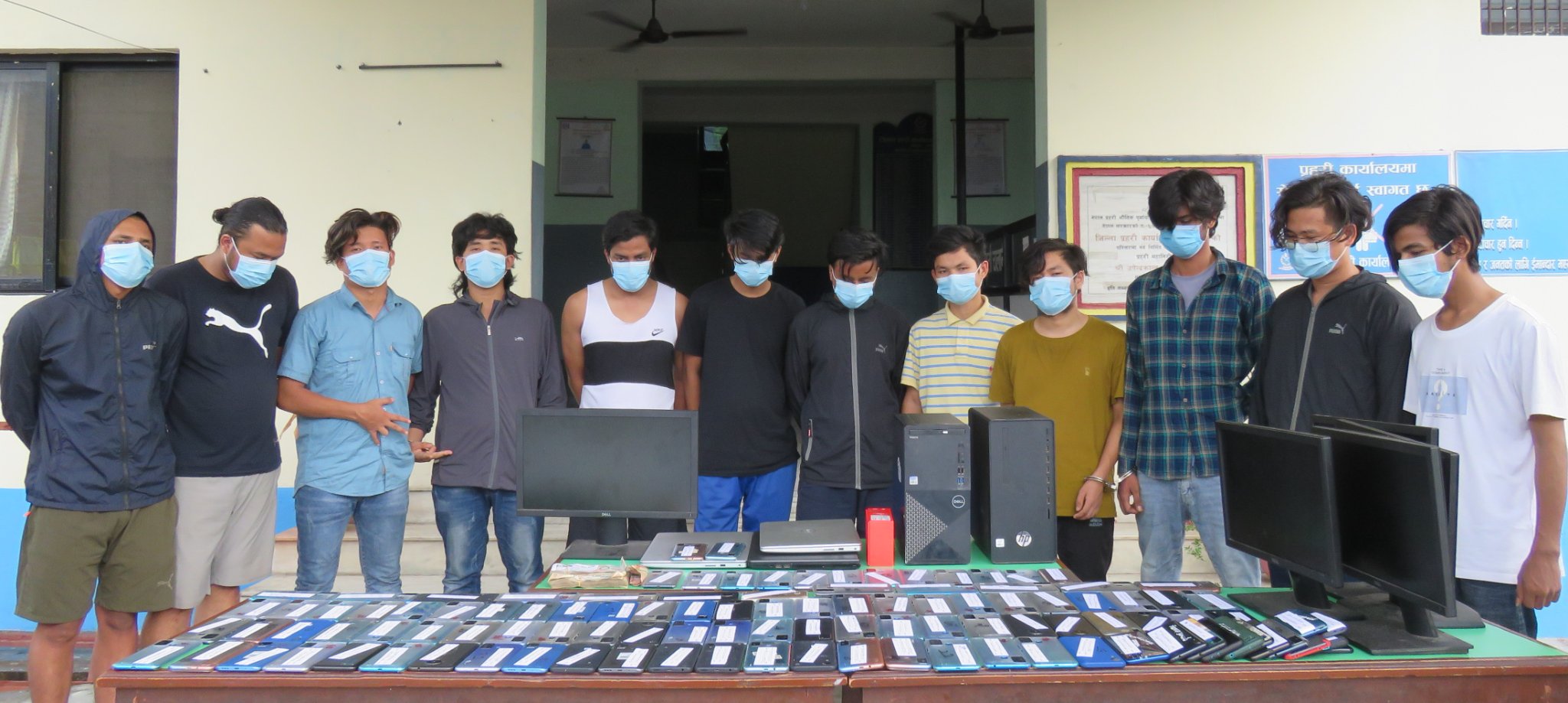 अनलाइन जुवा खेलाउने ११ जना ११० वटा माेवाइल सहित प्रहरीकाे फन्दामा