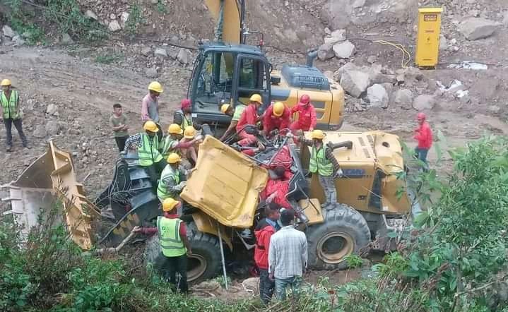 फास्ट ट्रयाकमा लाेडर पल्टिँदा  दुईजनाको मृत्यु