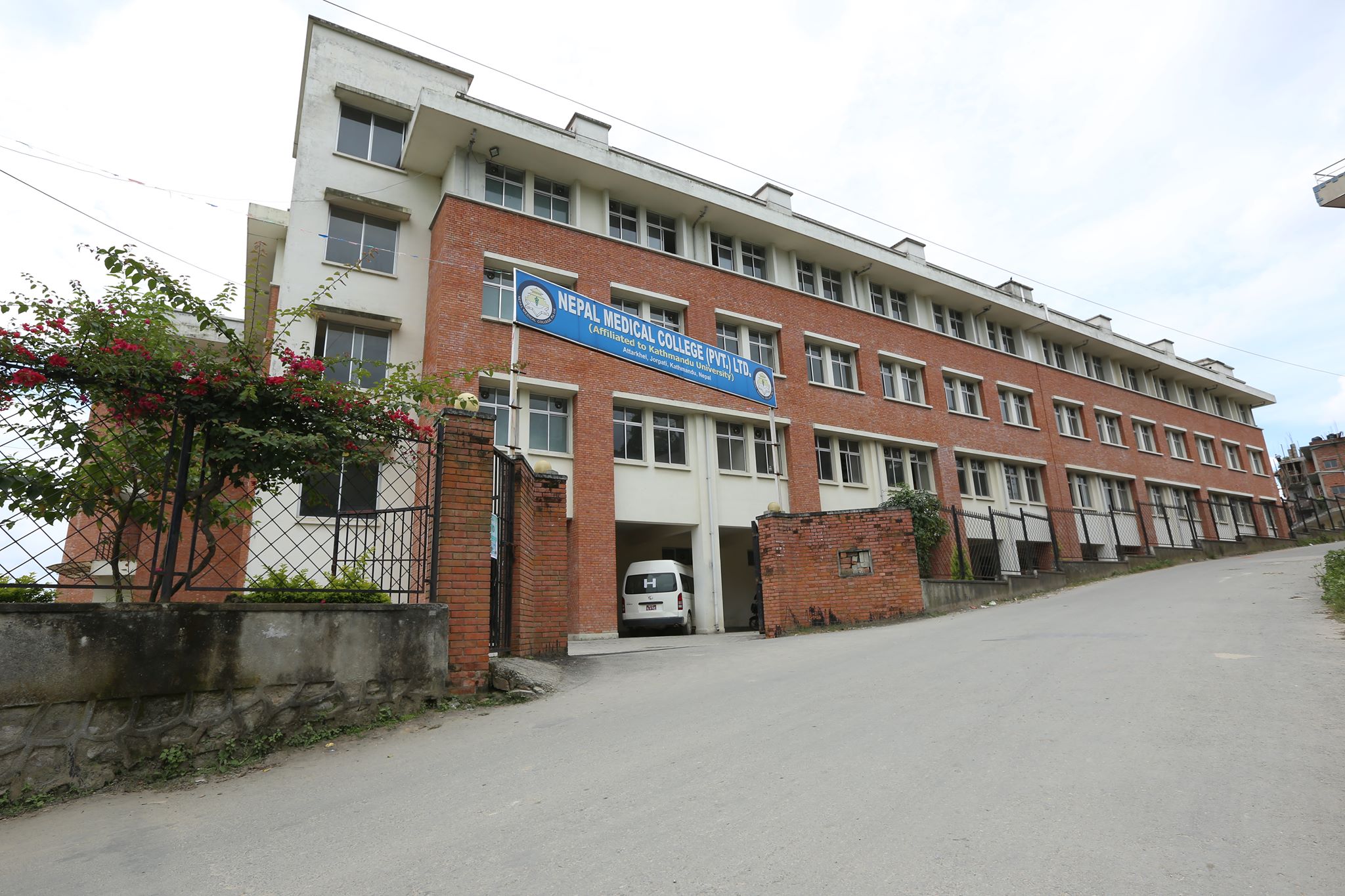 नेपाल मेडिकल कलेजले माग गर्यो चिकित्सक तथा कर्मचारी