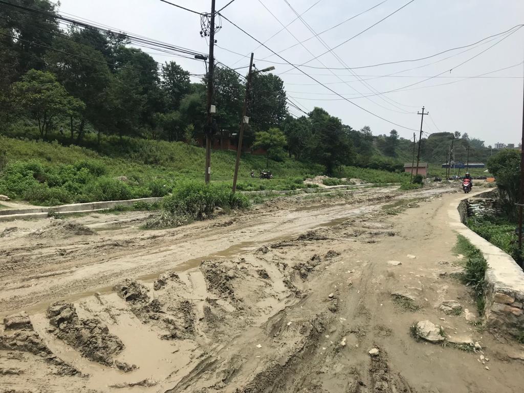 सडक निर्माणमा ढिलासुस्ती हुँदा विद्यार्थी र दुवाकोटबासीलाई सास्ती