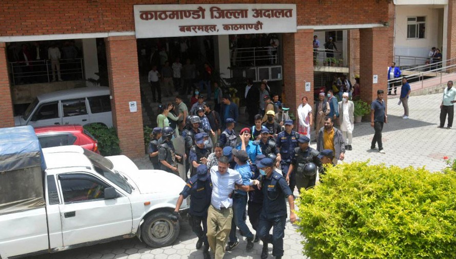 अनसन बस्न जिल्ला अदालत पुगेका त्रिविका उपप्राध्यापक प्रहरीको नियन्त्रणमा