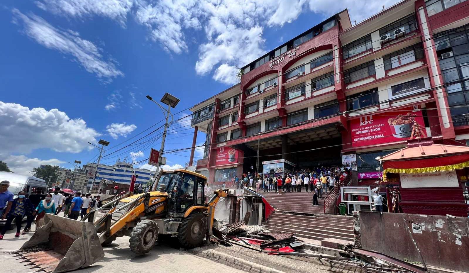 अनधिकृत संरचना भत्काउन बालेन अघि अघि, डोजर पछि पछि