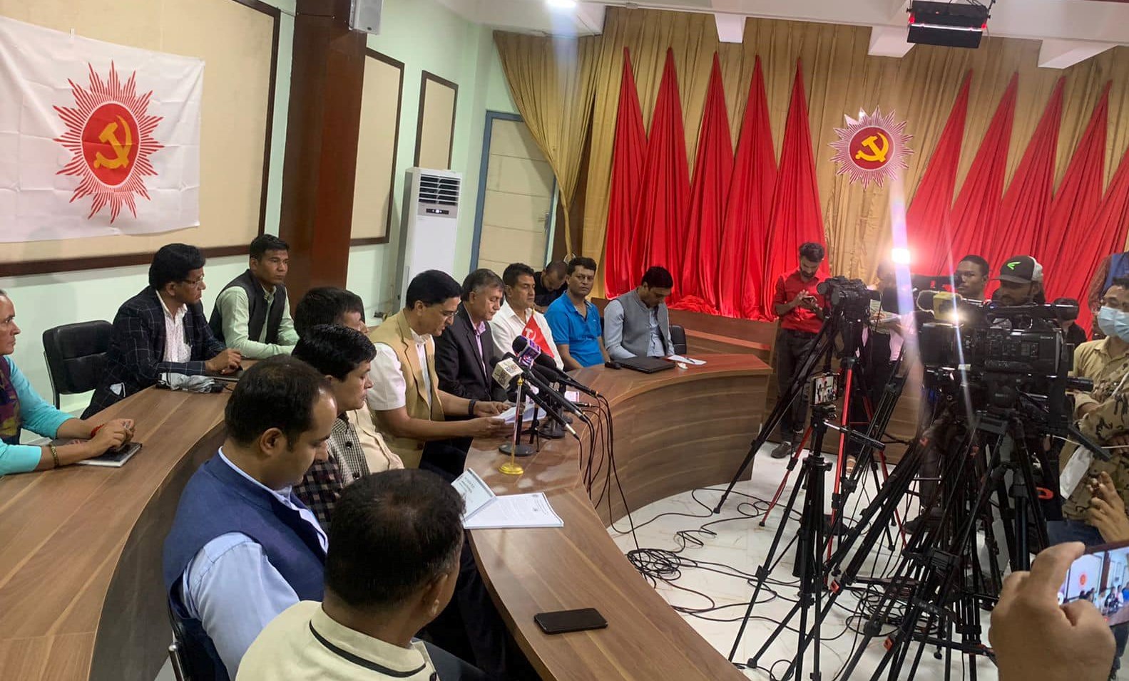 कोभिडविरुद्धको १० लाख डोज खोप खेर गयो, अब २० लाख डोज फाल्ने तयारी: एमाले