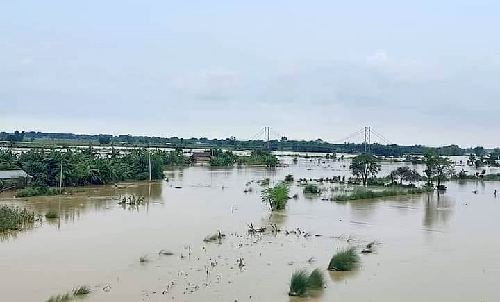उदयपुरकाे त्रियुगामा आएको बाढीले विभिन्न स्थानका तटबाँध बगायो