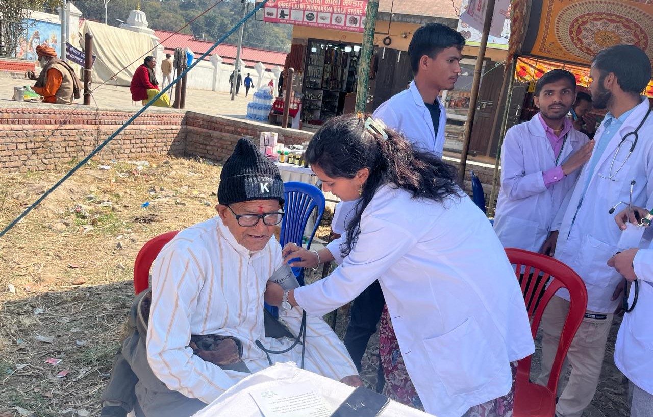महाशिवरात्रीका अवसरमा पशुपतिमा केएमसीको निःशुल्क स्वास्थ्य शिविर