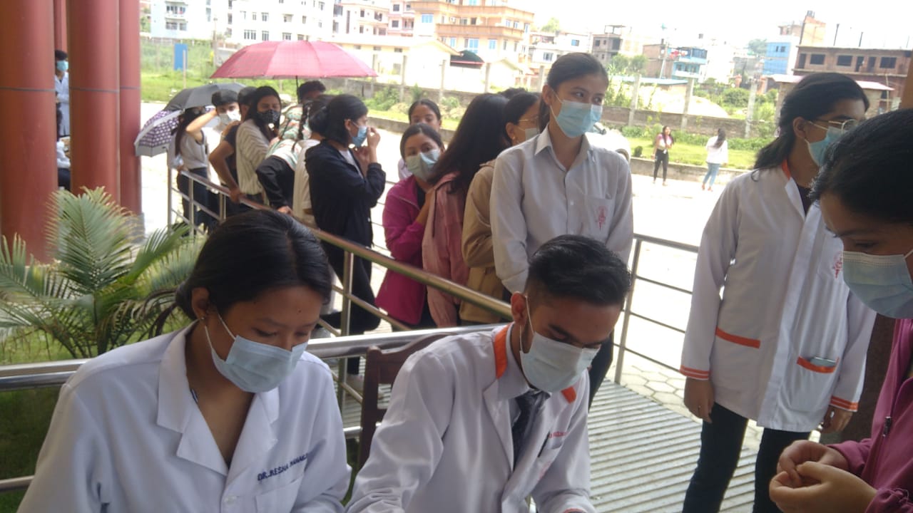 दुवाकाेटकाे केएमसीमा २१० जनालाई हेपाटाइटिस ‘बी’को खोप दिइयाे