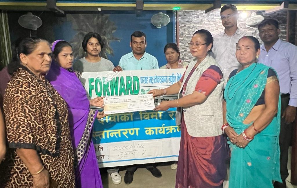सडक दुर्घटनामा मृत्यु भएका साहको परिवारलाई फरवार्डले दियो ११ लाख २५ हजार