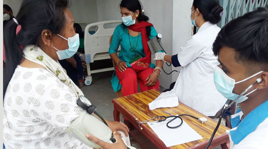 पथरीमा नोबेलको स्वास्थ्य शिविरबाट सात सय बिरामी लाभान्वित