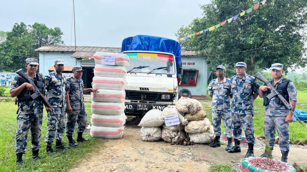 सप्तरी प्रहरीद्वारा १७५ किलो गाँजासहित ट्रक पक्राउ