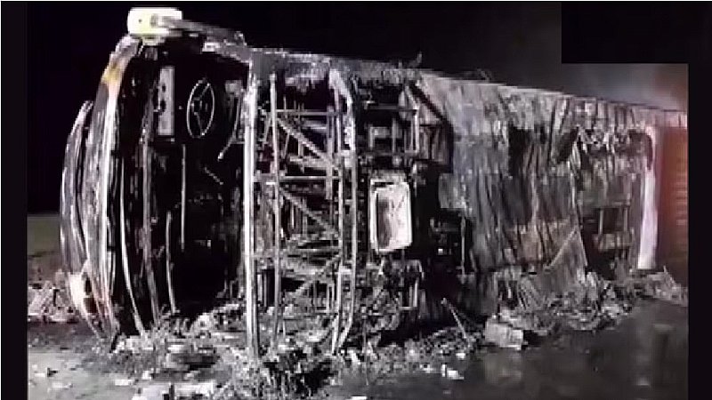 दुर्घटनाग्रस्त बसमा आगलागी हुदाँ जलेर २५ यात्रीकाे मृत्यु