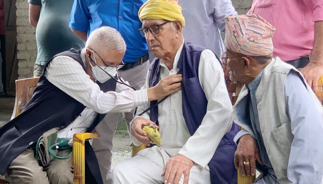 नोबेलको स्वास्थ्य शिविरमा डा.शेखरले जाँचे बिरामी (फाेटाे फिचर सहित)