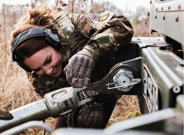 केट मिडलटन आर्मी गियरमा