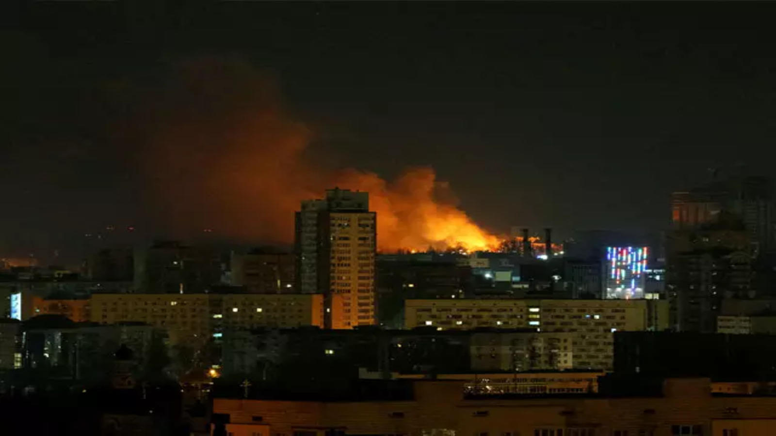 युक्रेन हमलाको स्याटलाइट तस्विर: पसलबाहिर मानिसको भीडदेखि जलिरहेका भवनका दृश्य