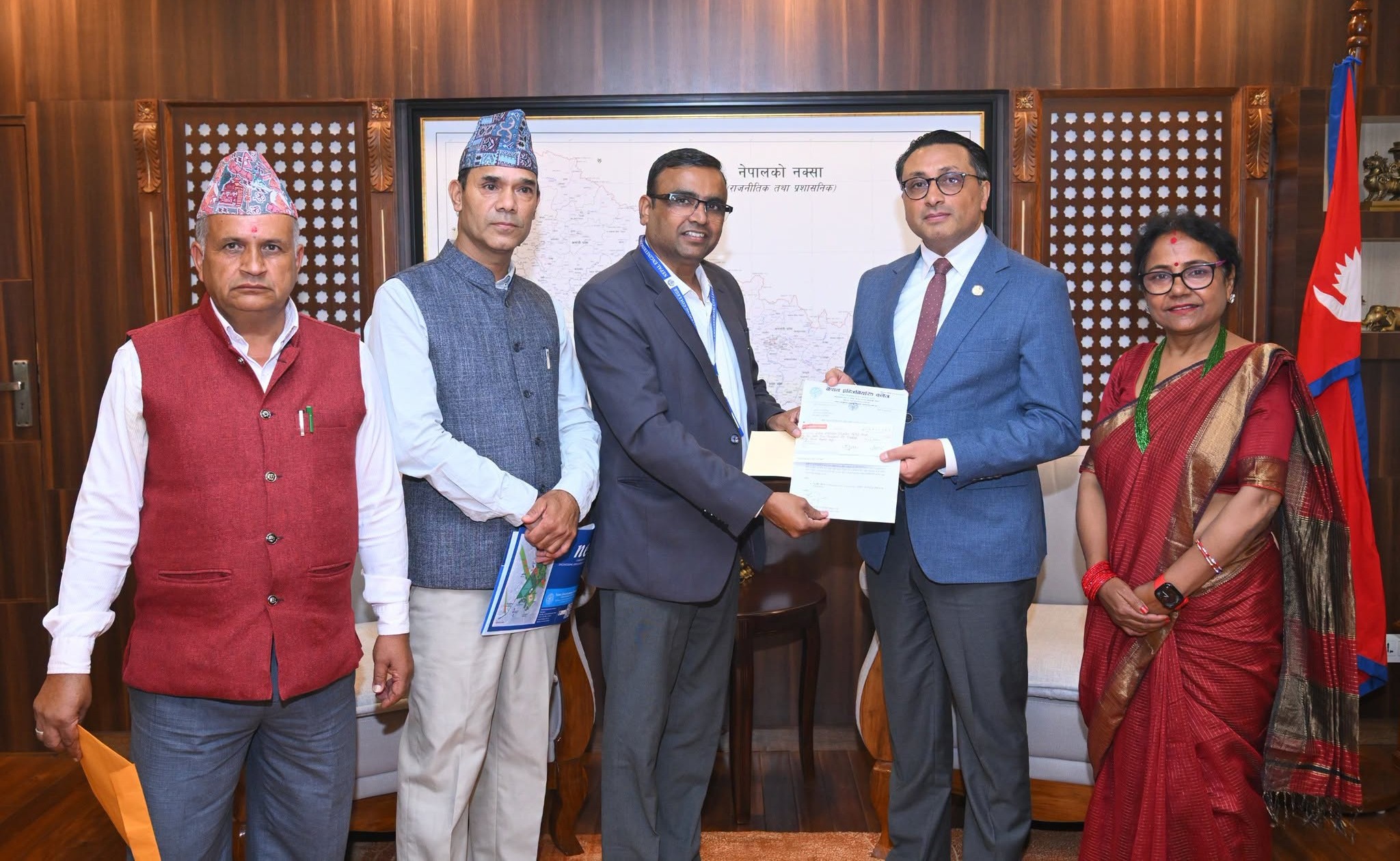 विपद्मा नेपाल इन्जिनियरिङ कलेजको साथः प्रधानमन्त्री दैवी प्रकोप उद्धार कोषमा १० लाख बढी सहयोग